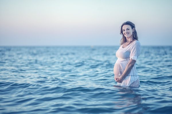 Schwangere im Meer
